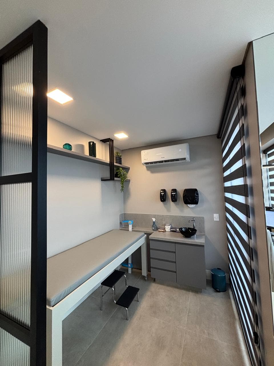 Dr. Jessé Lana, alergista pediátrico, em consulta no consultório em Curitiba